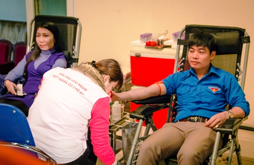 ảnh 2: Đoàn viên thanh niên tỉnh Hưng Yên hăng hái tình nguyện tham gia hiến máu